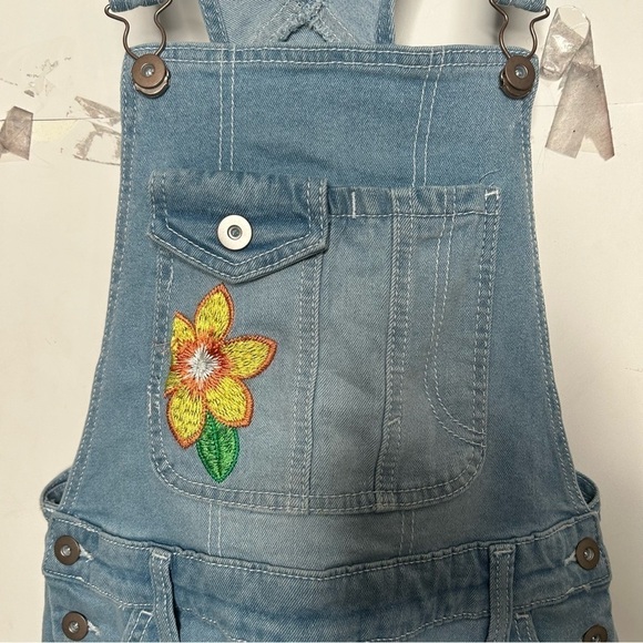 No Boundries Juniors Bib Overall Shorts Medium Embroidered Flowers Frayed - Picture 2 of 6